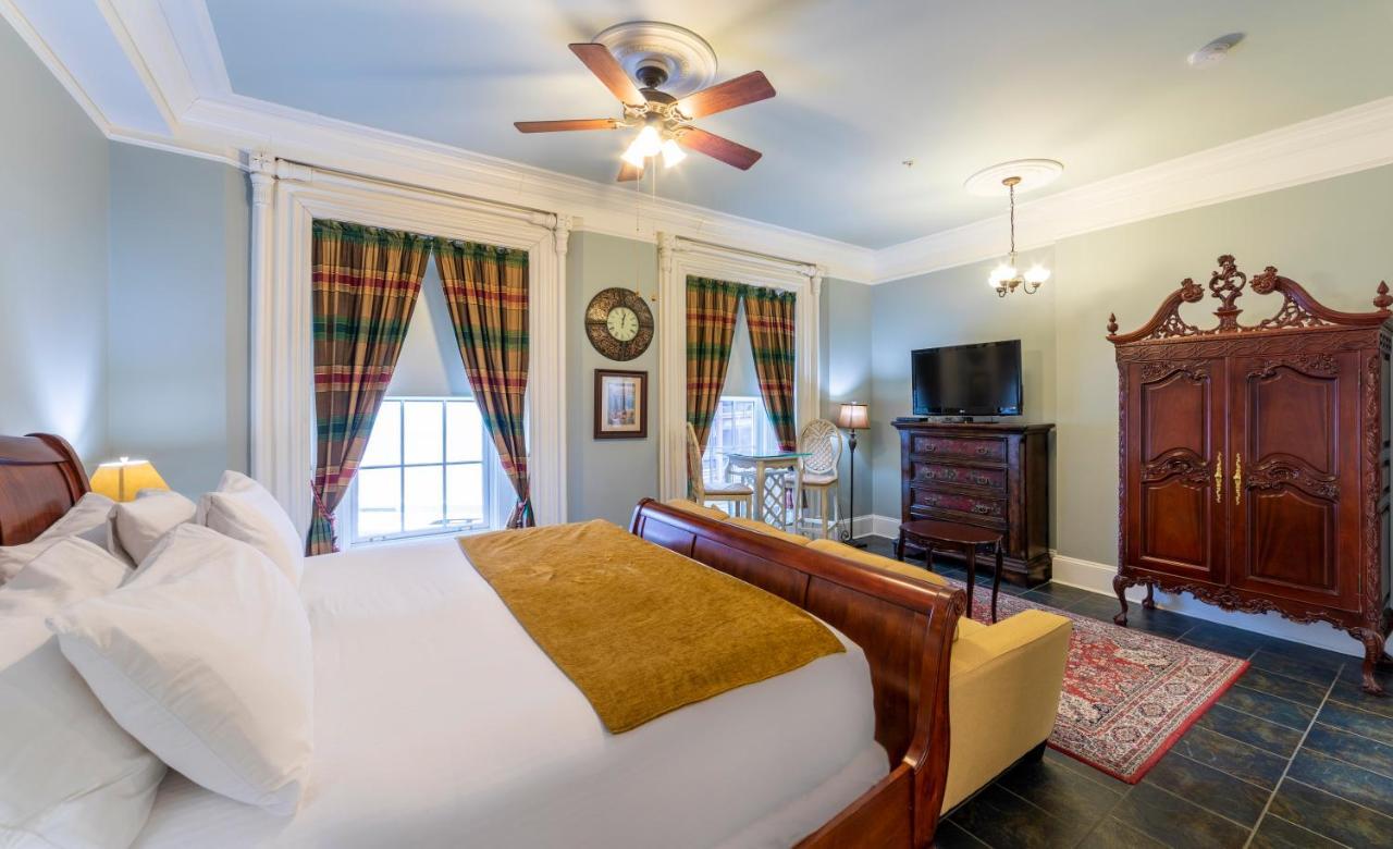 Chipman Hill - Pratt House *